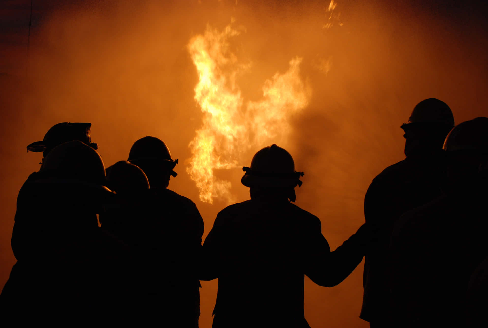 Coraggiosipompieri Pronti A Lanciarsi In Un Incendio