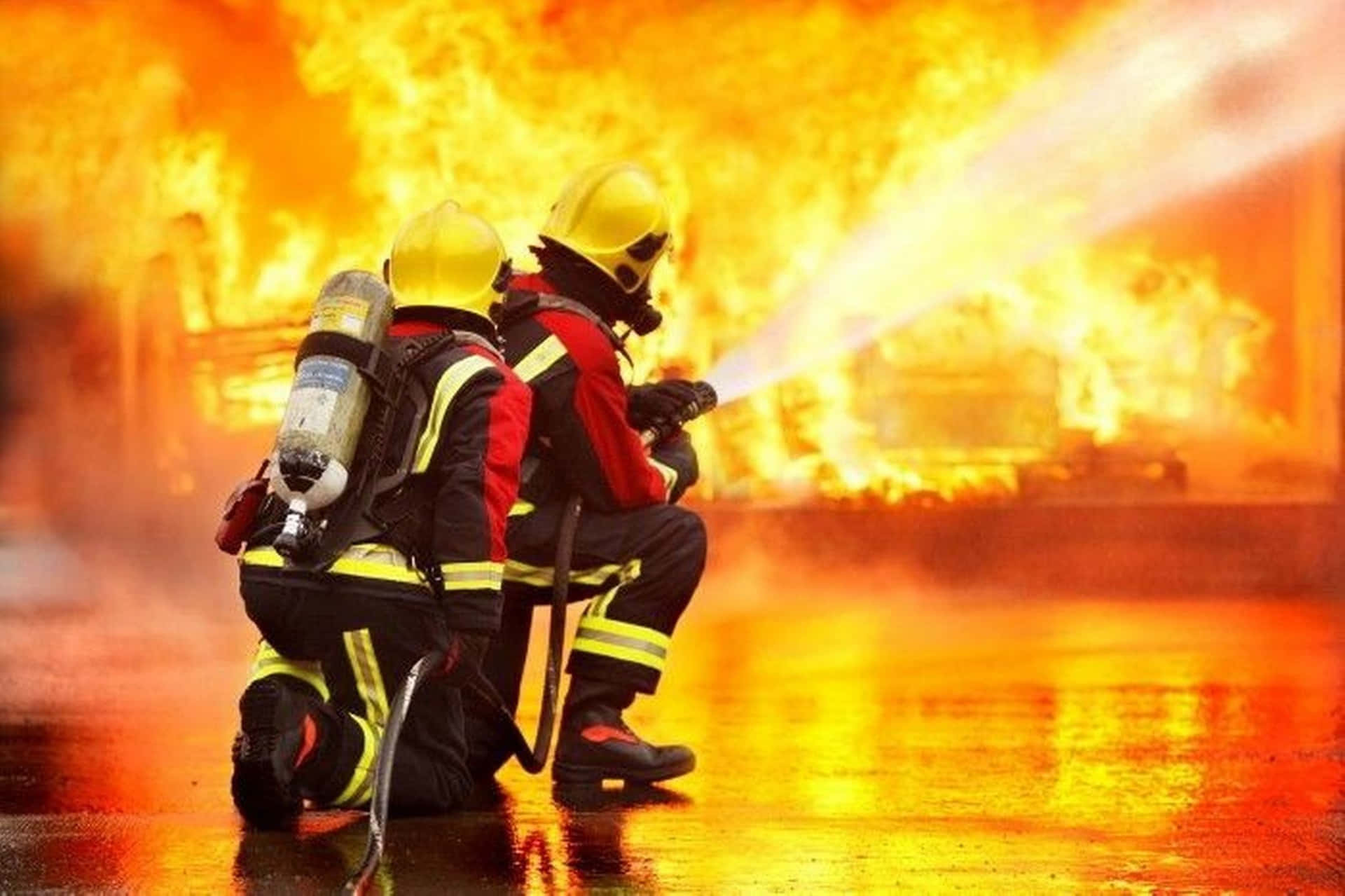 Tobrandmænd Kæmper Mod En Brand Foran En Bygning