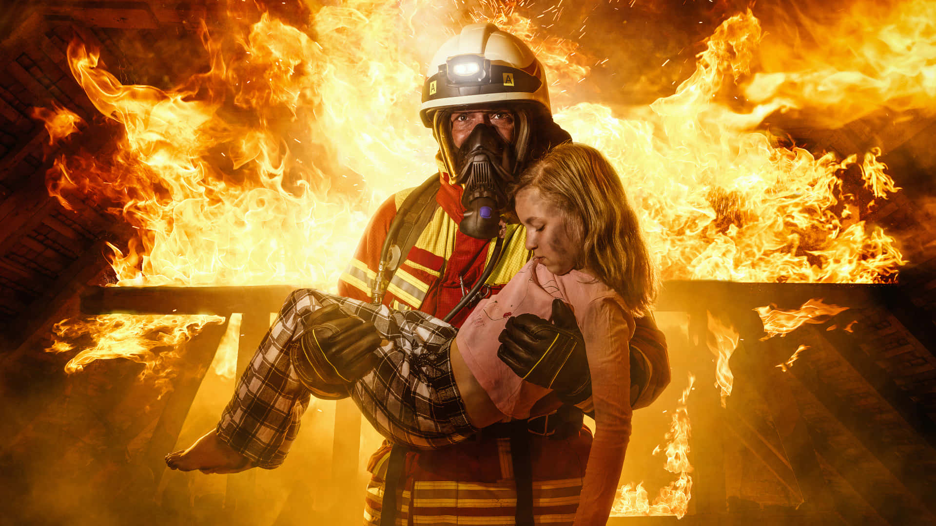 Unpompiere Che Tiene Una Bambina Di Fronte A Un Incendio