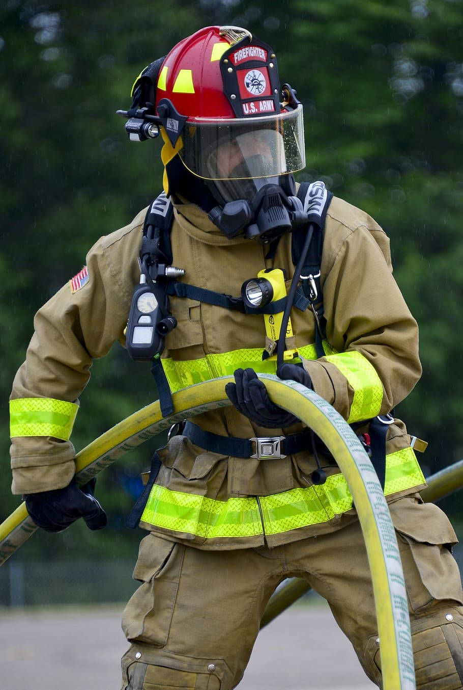 Feuerwehrmann,der Mit Einem Feuerschlauch Arbeitet. Wallpaper