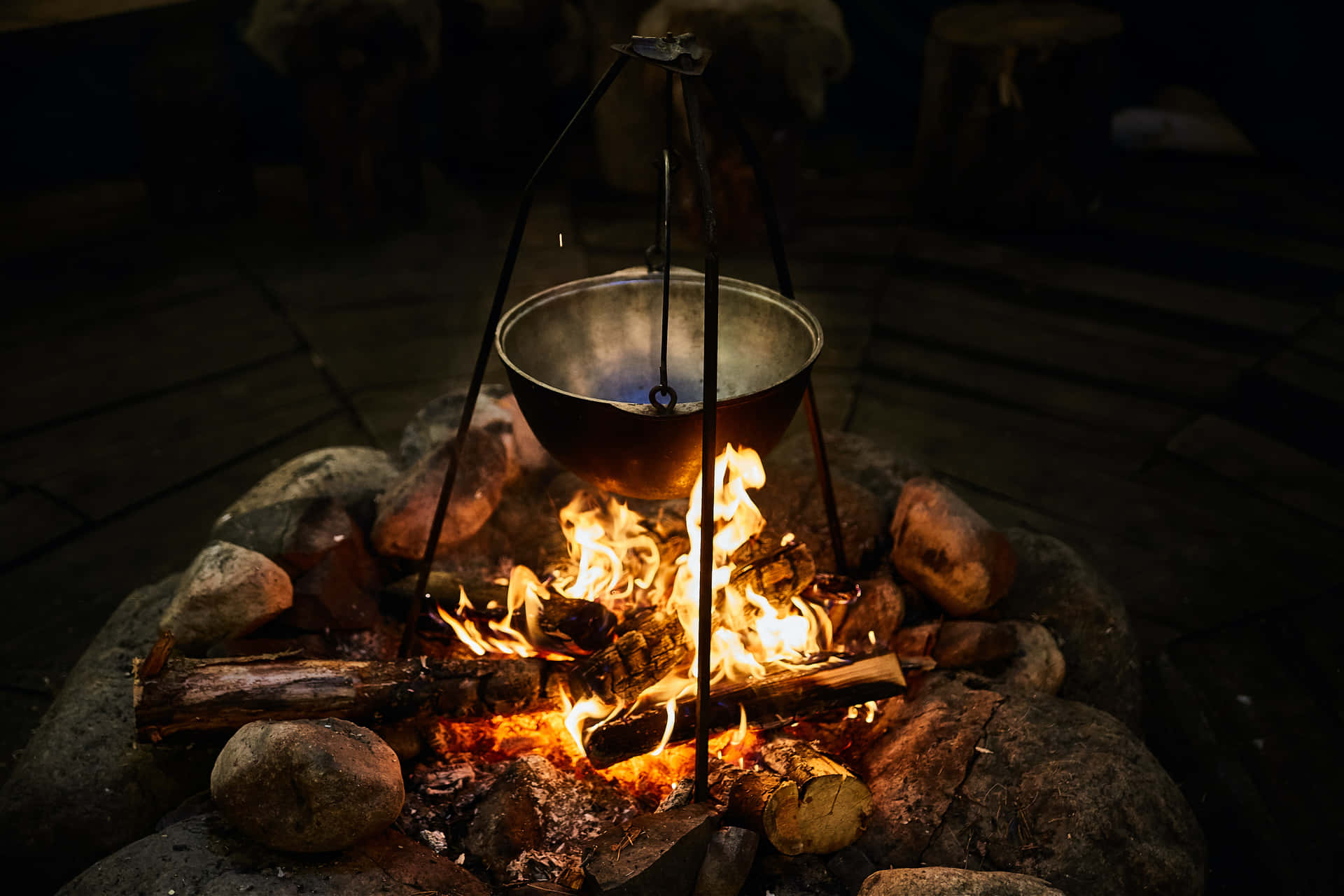 Cocinandoen Una Chimenea En El Fuego Del Campamento Fondo de pantalla