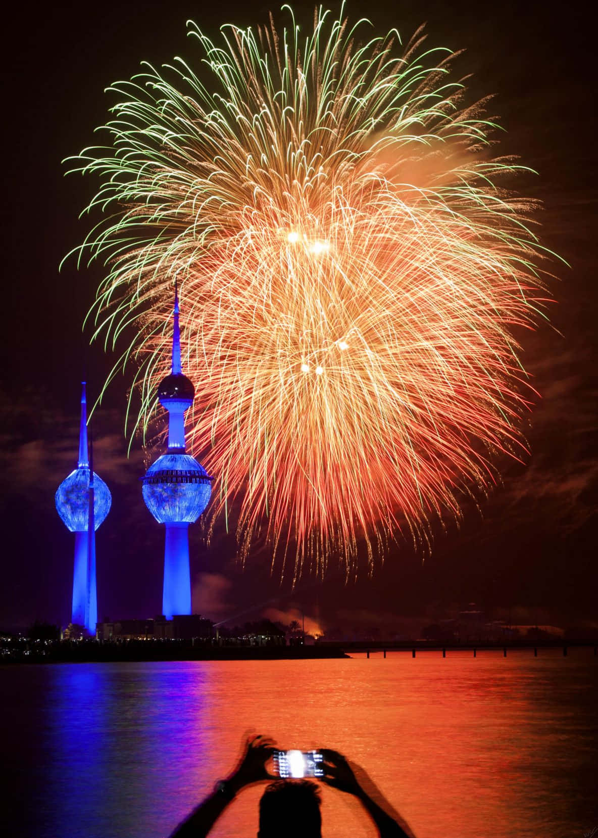 Fuochid'artificio Dietro Le Torri Del Kuwait Sullo Sfondo Del Cellulare Sfondo