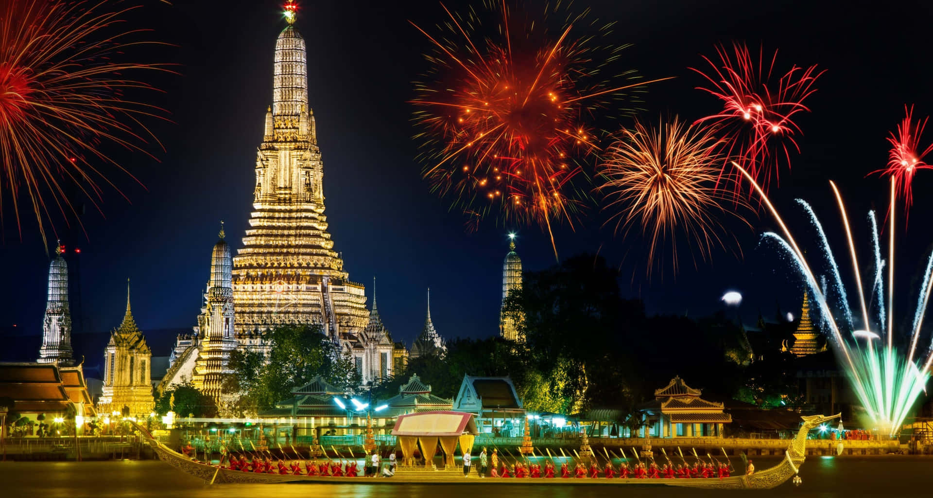 Fireworks In Wat Arun Wallpaper