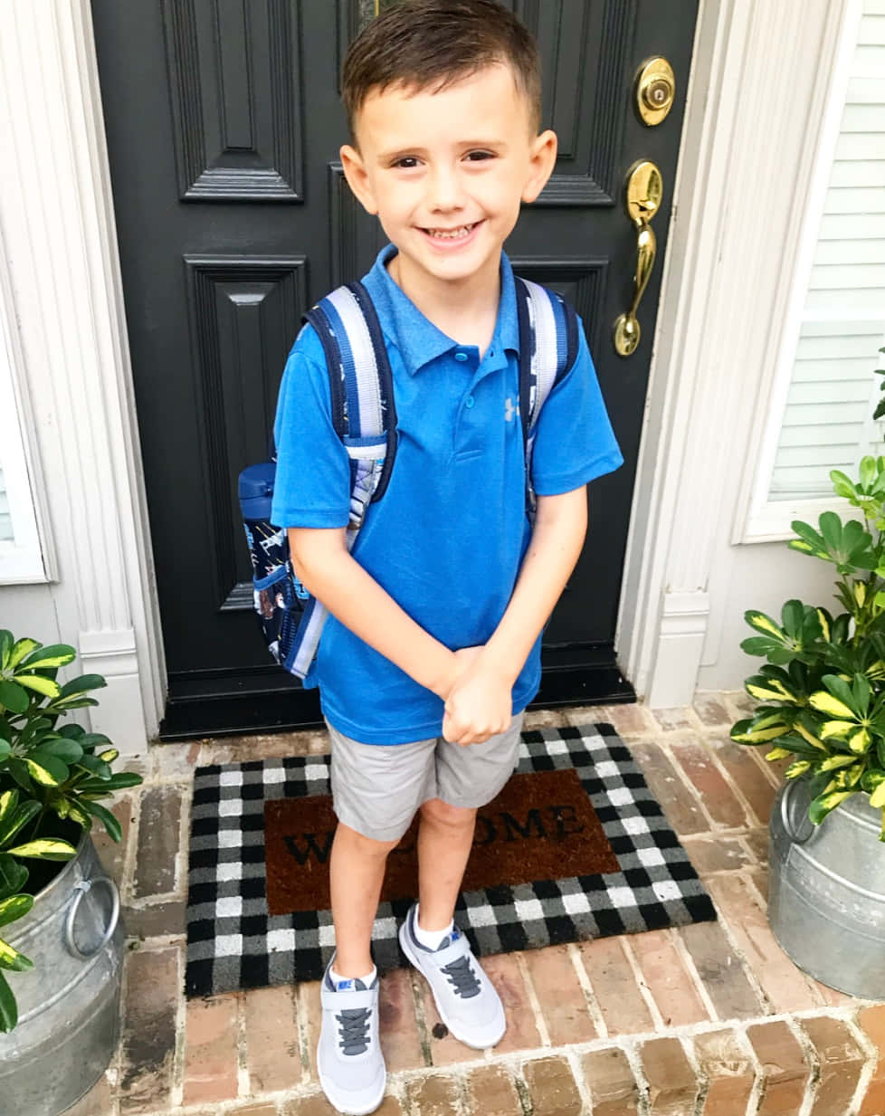 Garçon Sourire Du Premier Jour D'école Fond d'écran