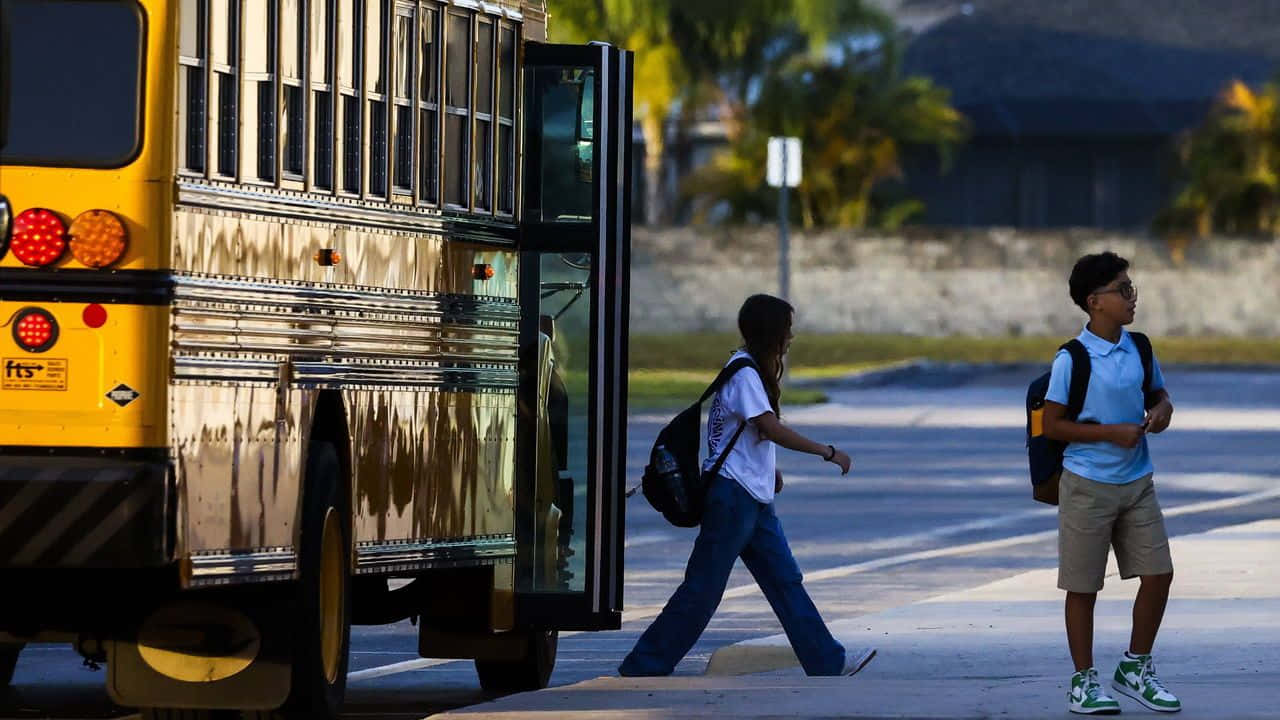 Premier Jour D'arrivée Du Bus Scolaire Fond d'écran