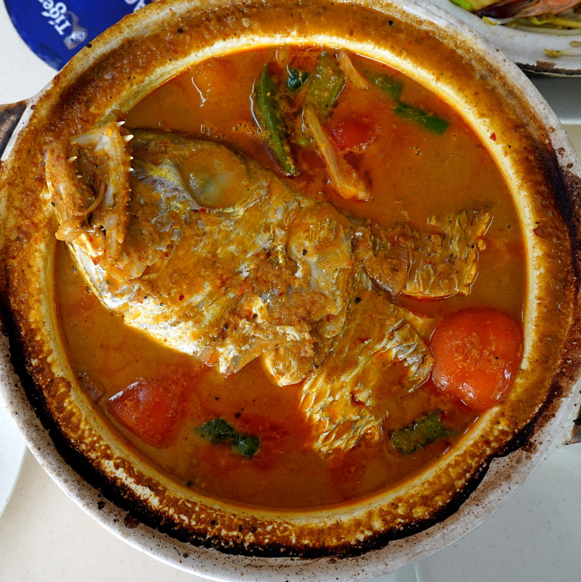 Pescadocabeza Al Curry, Un Plato Singapurés Y Malayo En Una Cazuela De Barro. Fondo de pantalla
