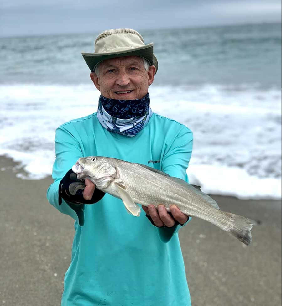 Vissersman Met Gevangen Wijting Op Het Strand Achtergrond