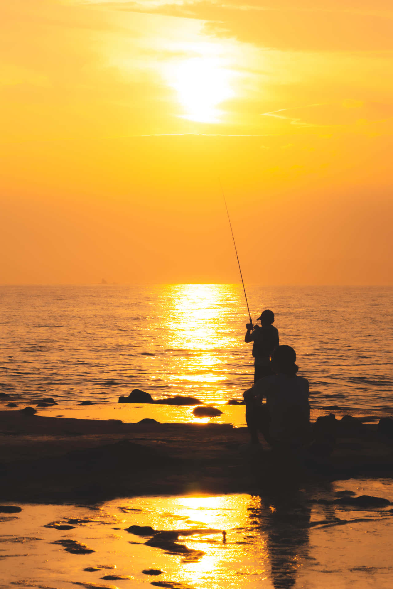 Pescando,con Un Smartphone En La Mano. Fondo de pantalla
