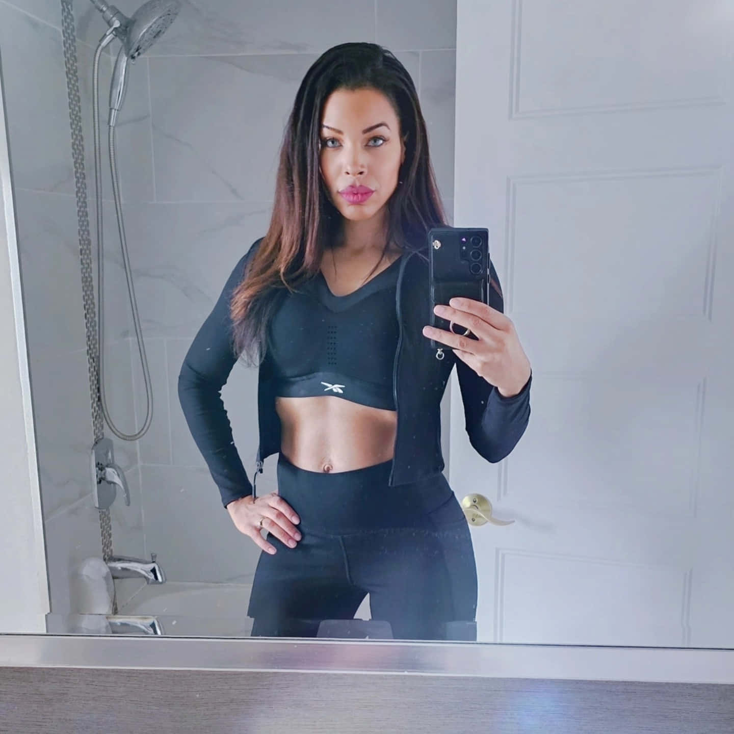 Fitness Mirror Selfie Wallpaper