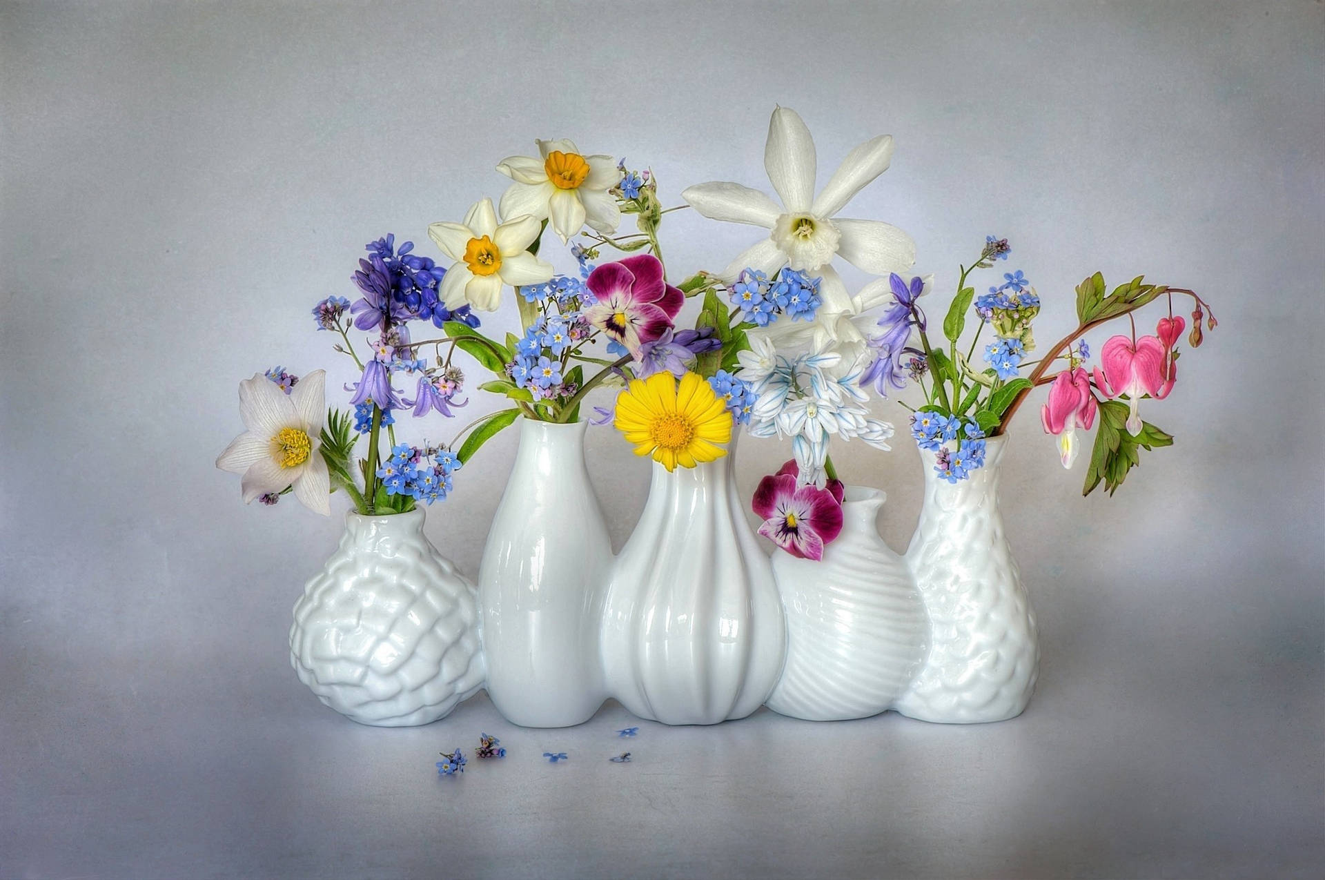Five Flower Vase With Flowers Wallpaper