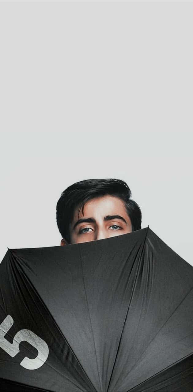 En mand gemmer sig bag et paraply Wallpaper