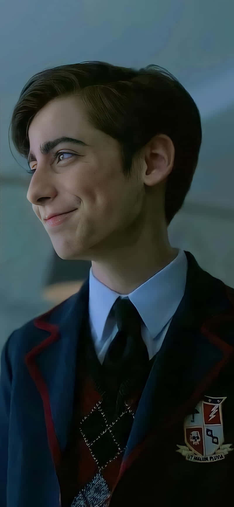 En ung mand i skoleuniform smiler Wallpaper