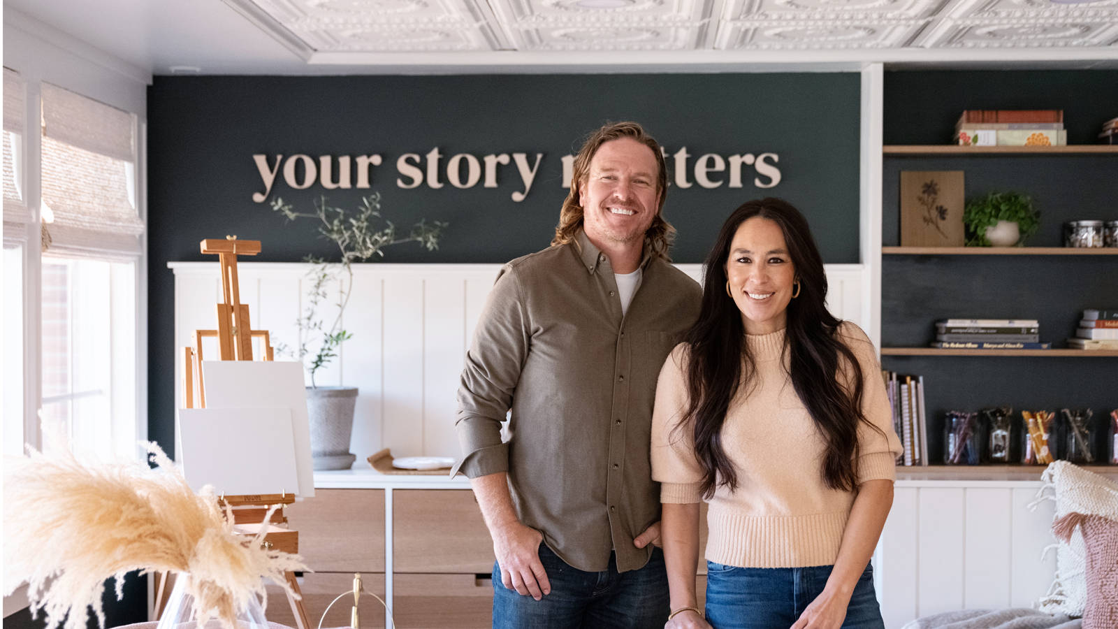 Joanna Gaines with her husband Chip Gaines on the set of Fixer Upper. Wallpaper