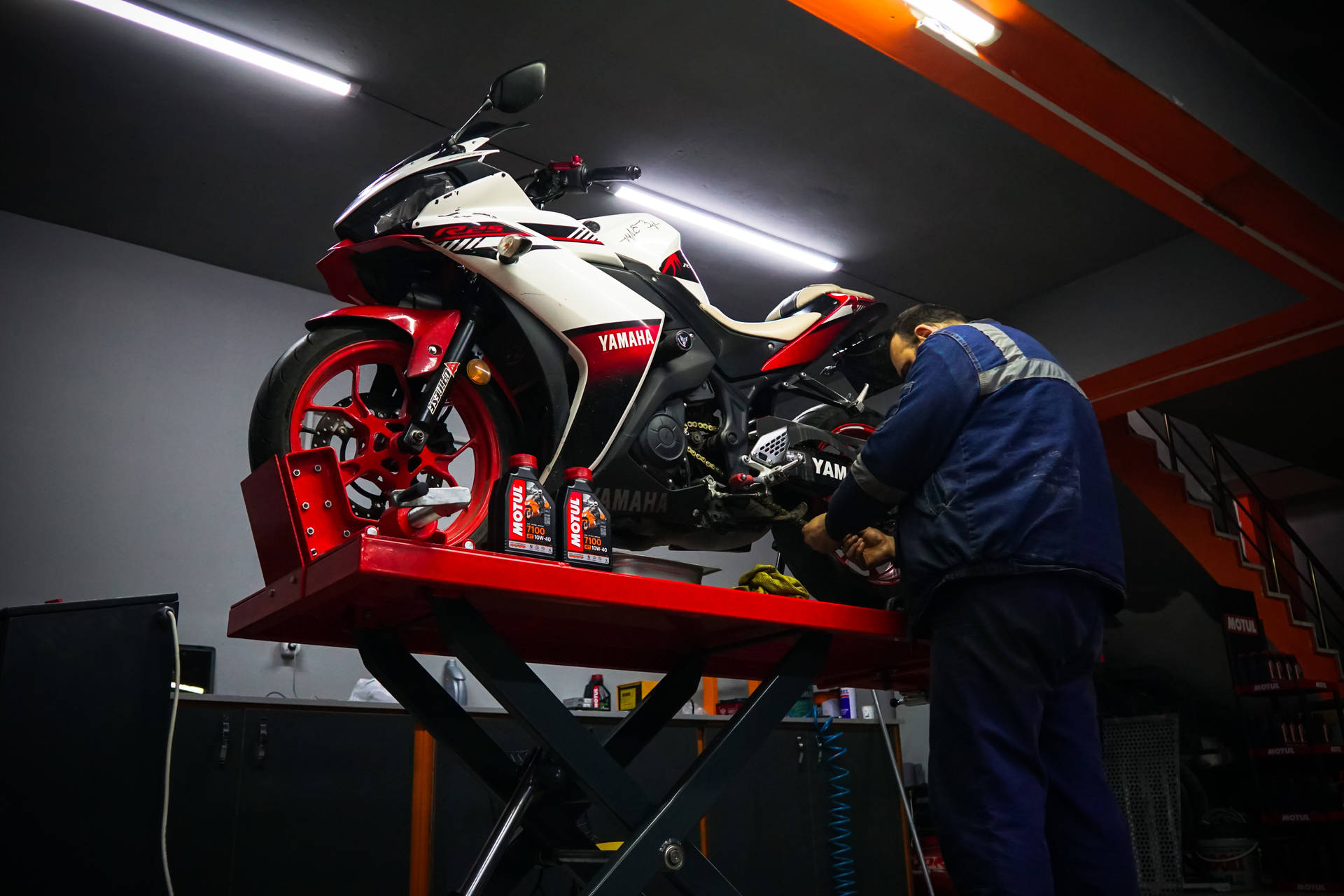 Fixingdirtbike - Das Reparieren Eines Motocross-motorrads Wallpaper