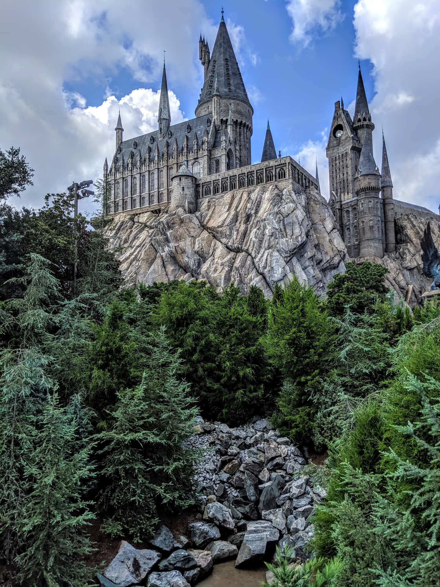 Ilcastello Di Hogwarts Si Trova In Cima A Una Montagna Sfondo