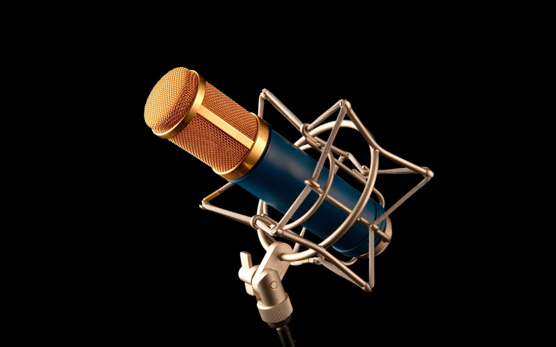 En mikrofon med en blå og guld kabel på en sort baggrund. Wallpaper