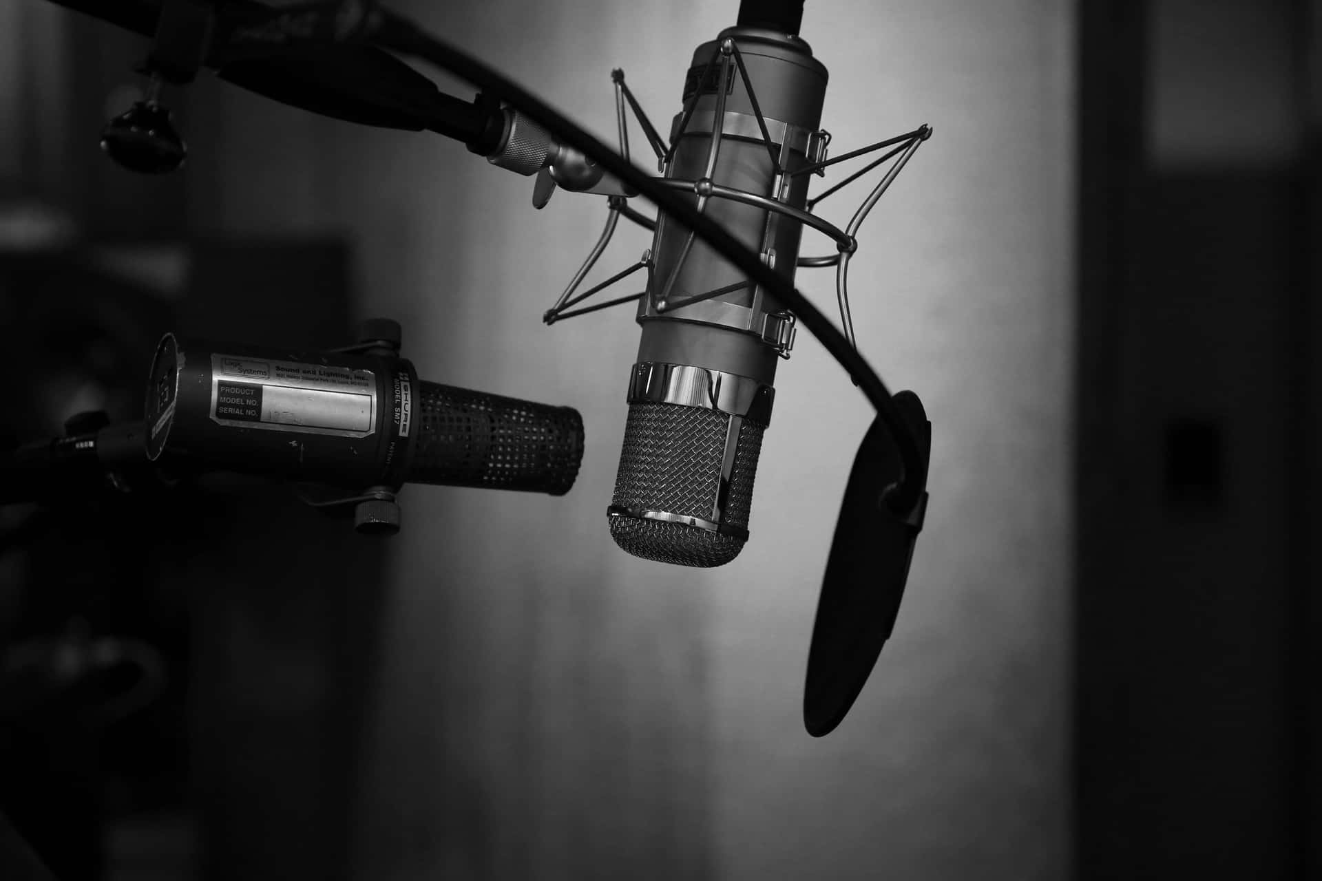 En mikrofon er i et optagestudie. Wallpaper