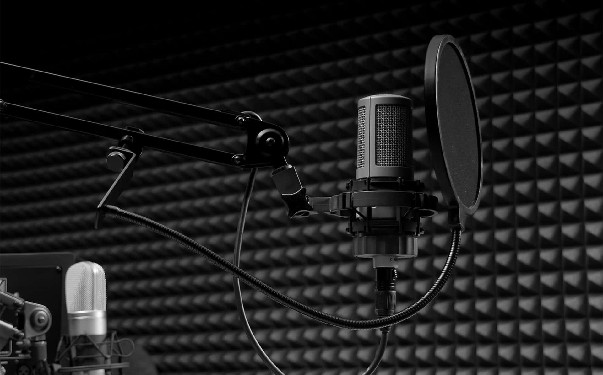 Et mikrofon og optagelsesudstyr i et optagelsesstudie. Wallpaper