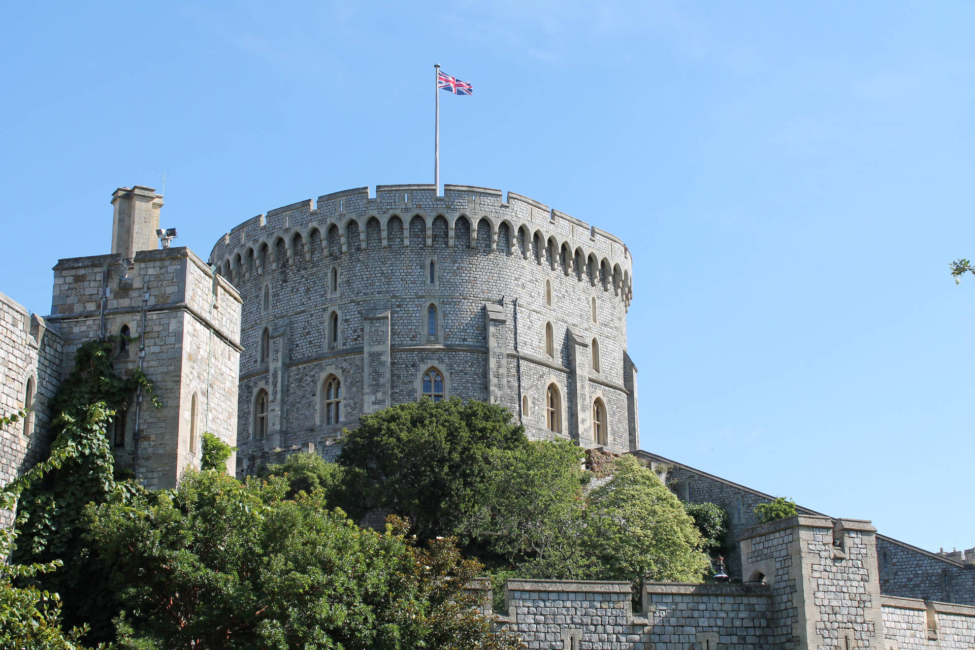 Flaggeweht Hoch Über Windsor Castle Wallpaper