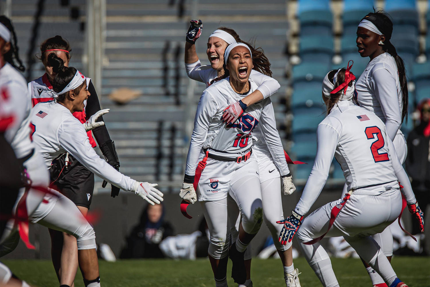 Focalizzazioneintensa: Atleta Di Flag Football Femminile Del Team Usa In Azione. Sfondo