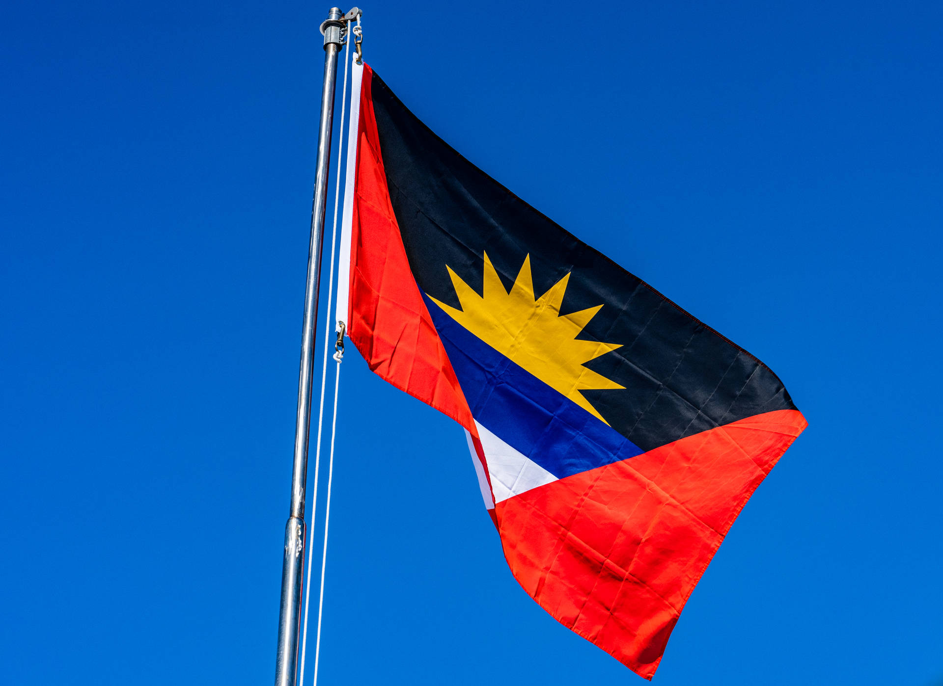 Flag fra Antigua og Barbuda lyser op med store farver Wallpaper