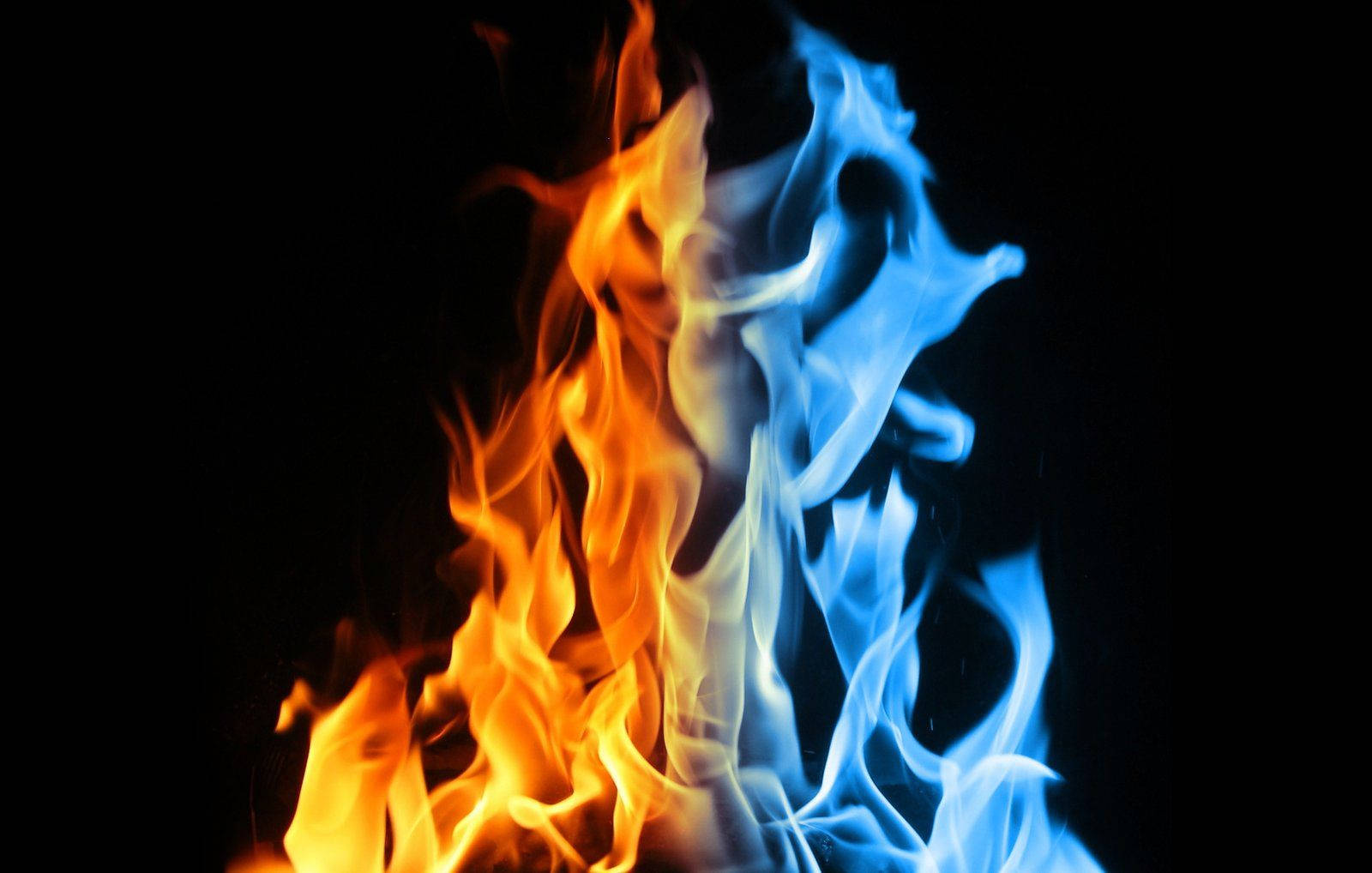 Flammer Af Ild Og Is Wallpaper
