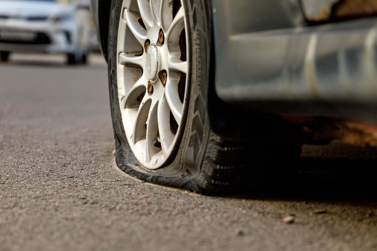 Lad ikke dine dæk blive for flade; sørg for at du regelmæssigt tjekker din mønster.