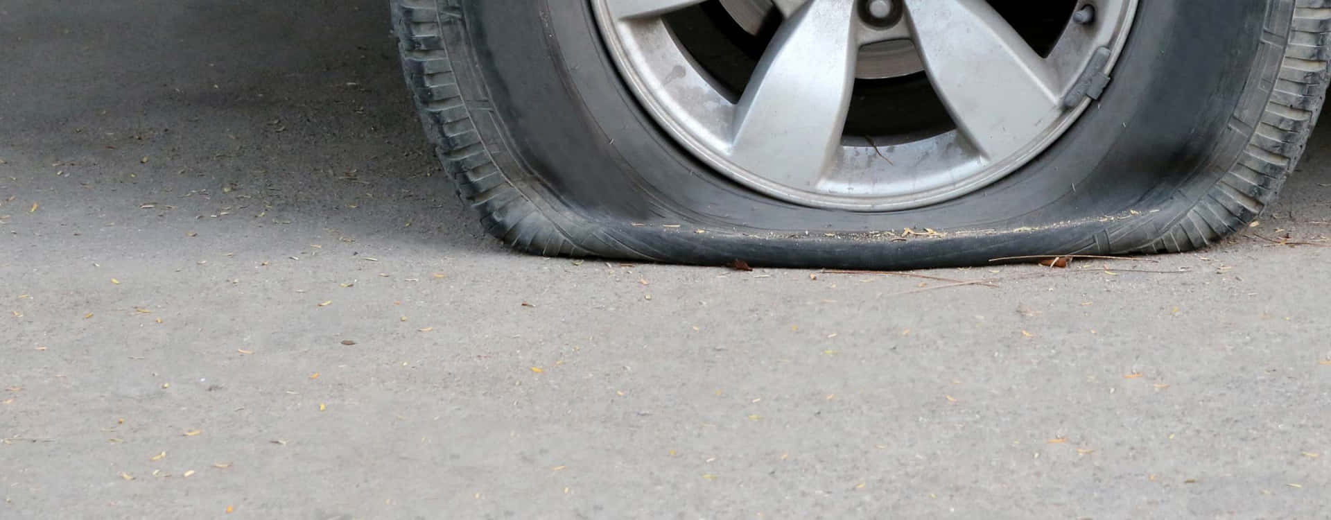 Ændring af en punkteret dæk kan være en udfordring.