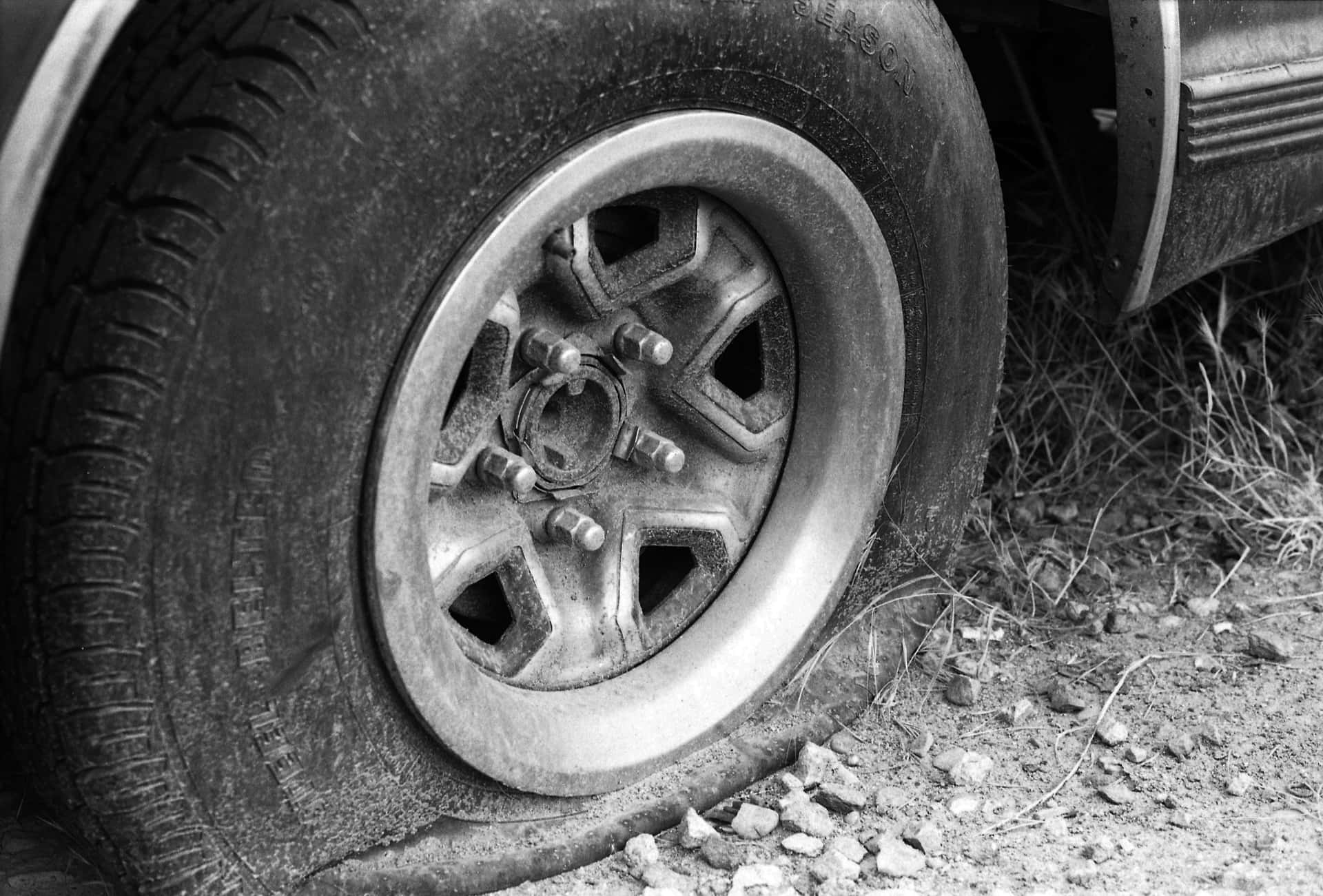 Schwarzweißes Bild Von Einem Platten Reifen