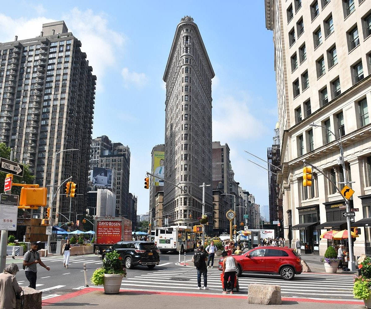 Flatiron Building Many Cars Intersection Wallpaper