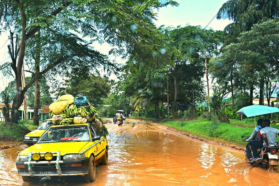 Inundaciónde Agua Turbia En La Carretera De Camerún Fondo de pantalla
