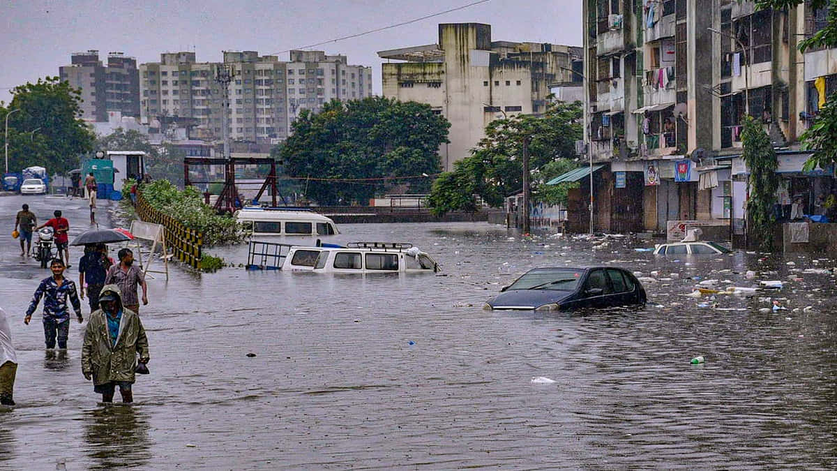 Pessoascaminhando Por Uma Rua Inundada Em Uma Cidade