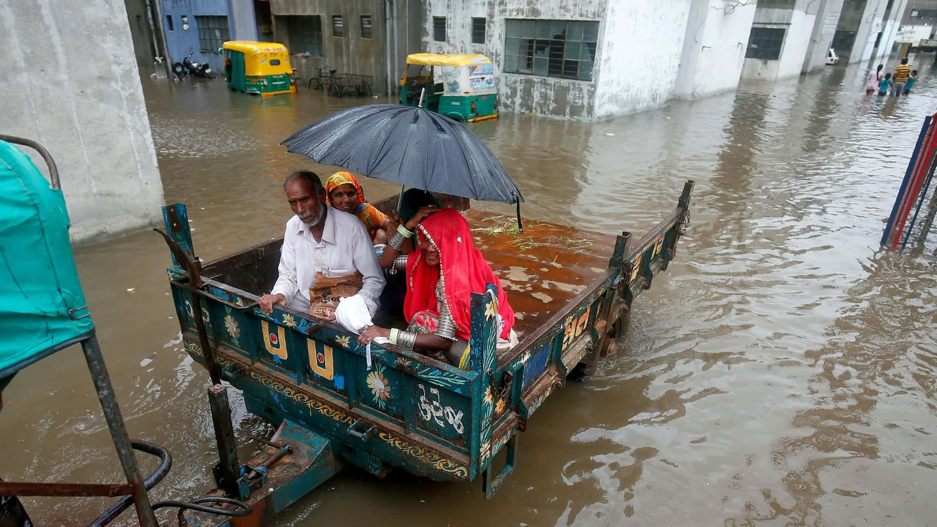 Översvämningssituationeni Gujarat, Indien Wallpaper