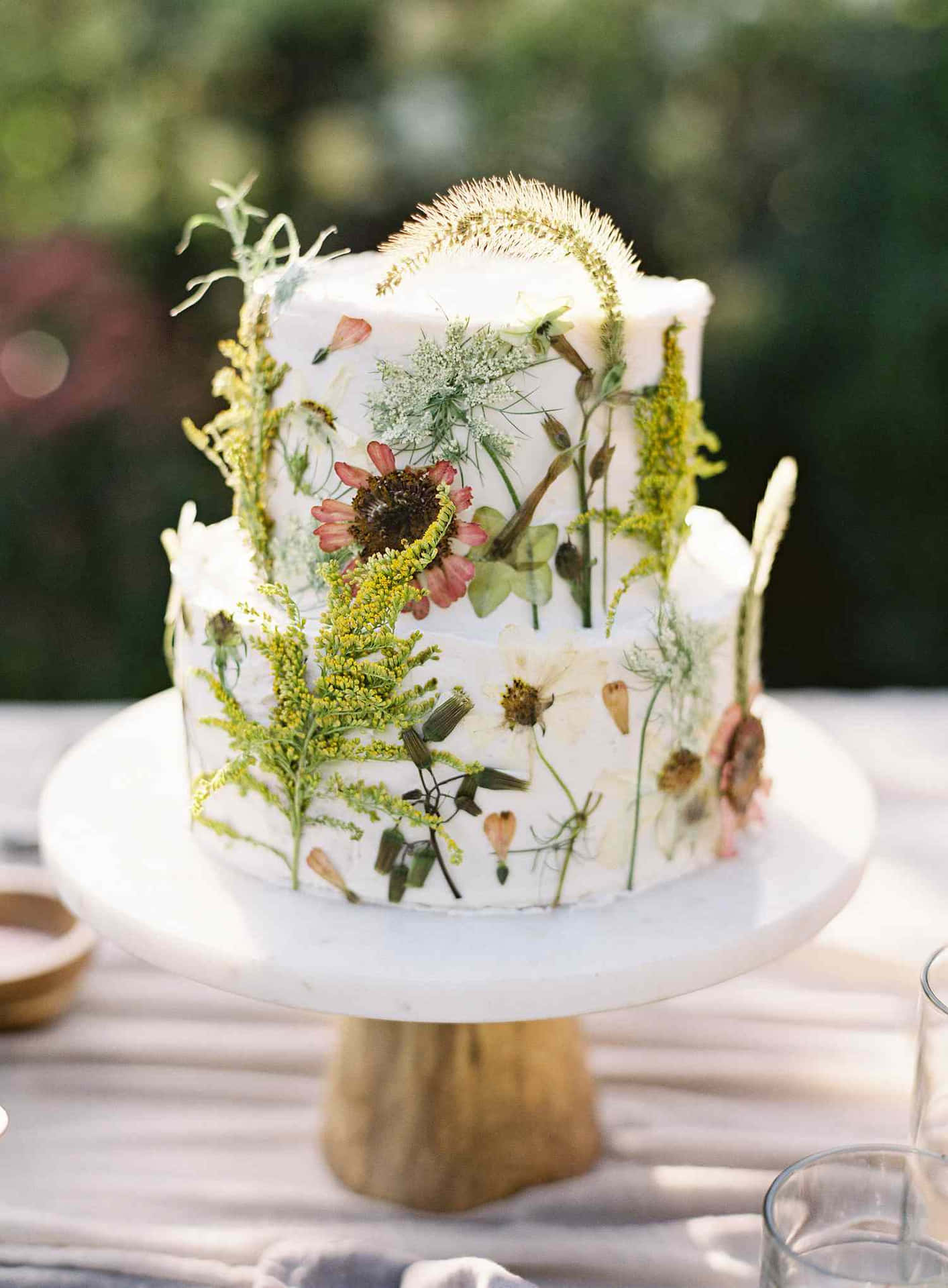 Captivating Floral Cake with Blooming Delicacies Wallpaper
