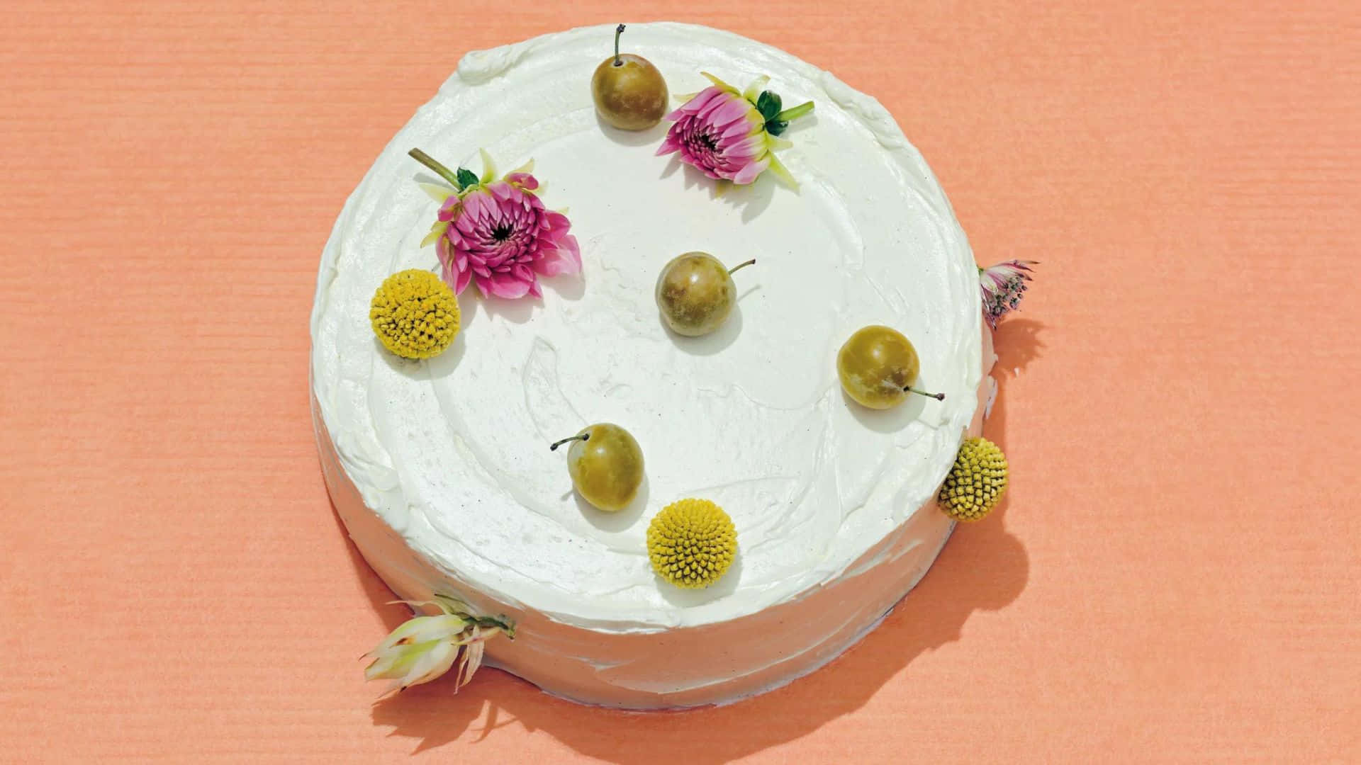 Elegant Floral Cake: Wallpaper