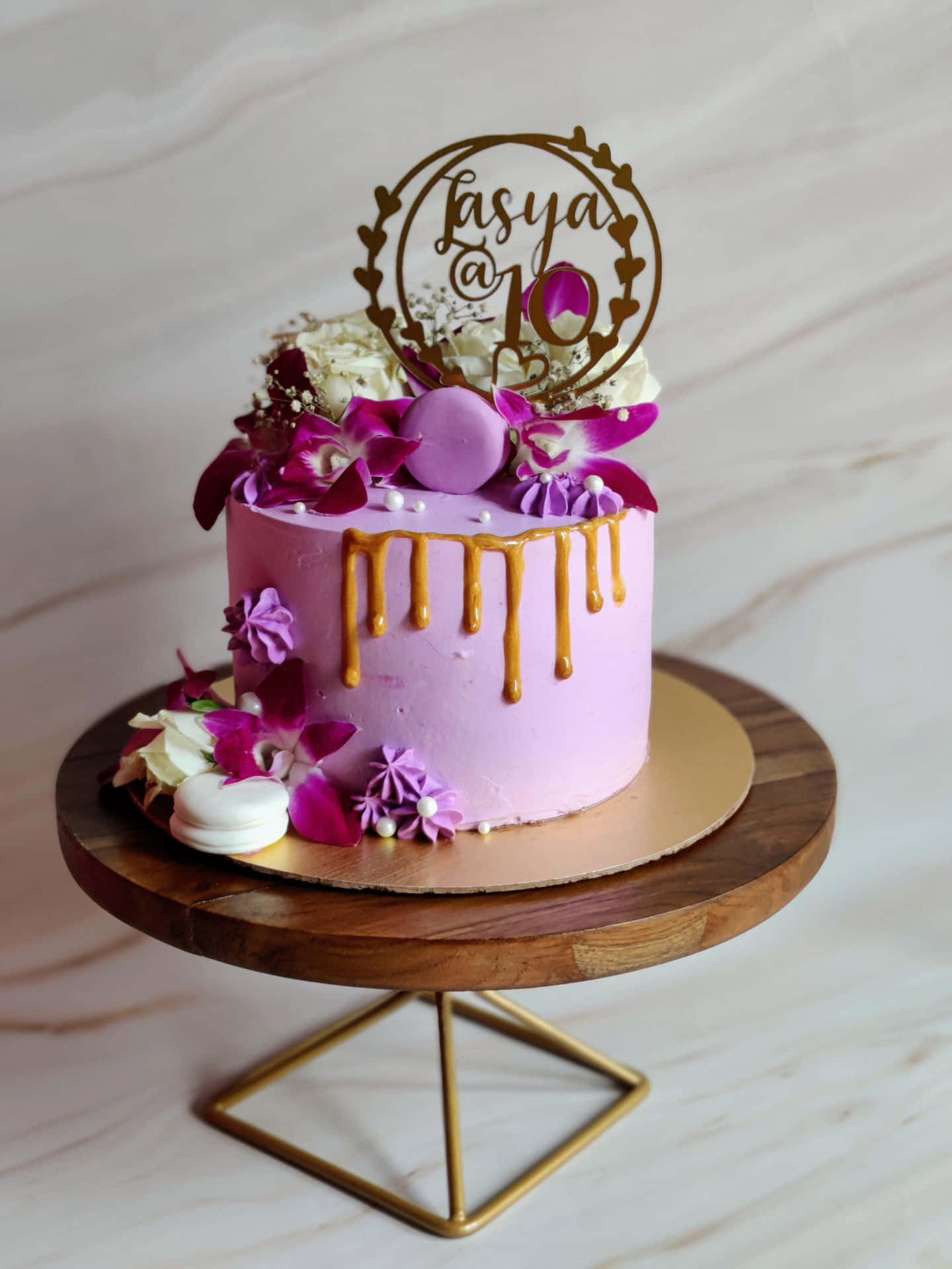 Elegant Floral Cake with Beautiful Arrangement of Flowers Wallpaper