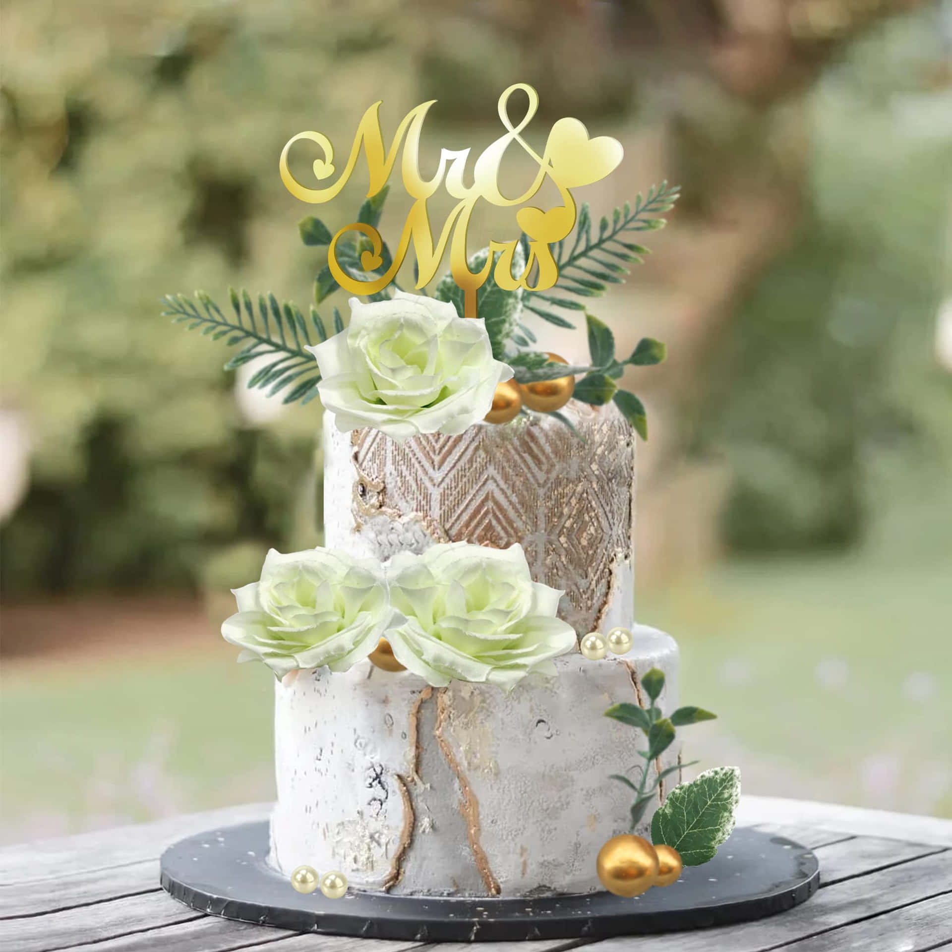 Elegant Floral Cake on Display Wallpaper