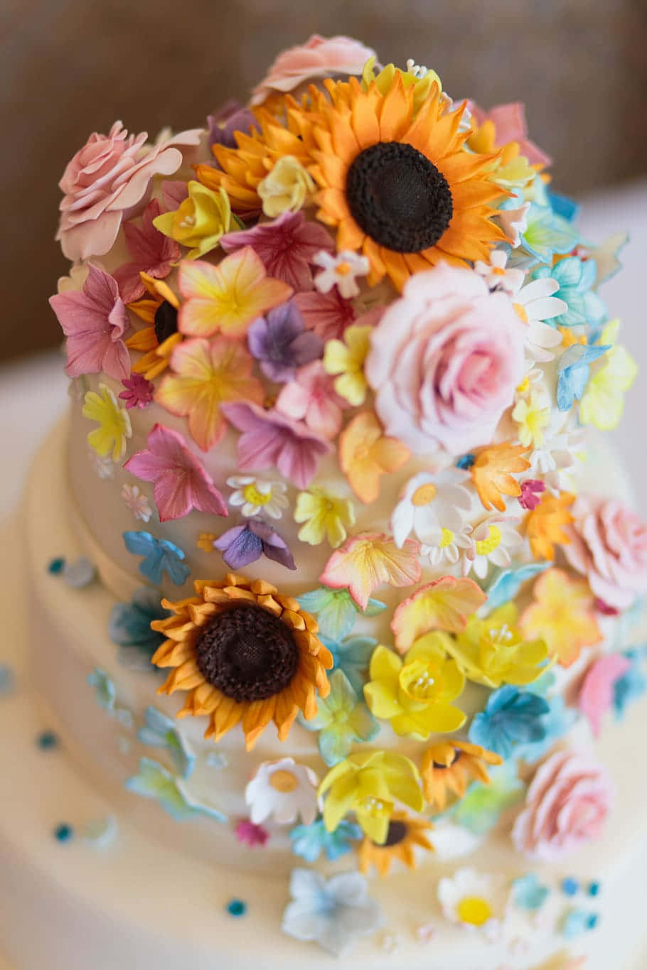 Stunning Floral Cake Delicately Adorned with Fresh Flowers Wallpaper