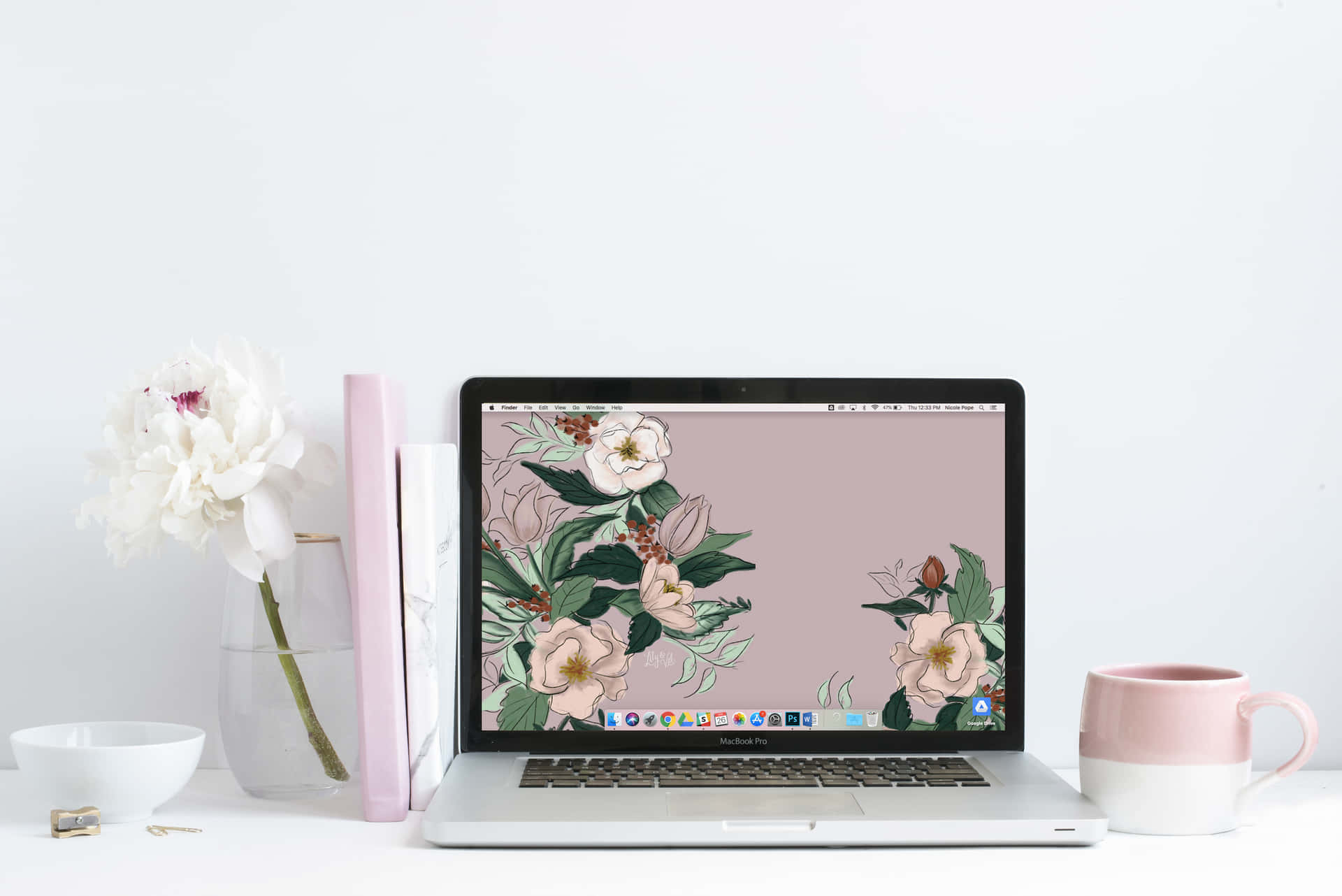 Verbessernsie Ihren Arbeitsplatz Mit Einem Floralen Hintergrundbild Für Computer. Wallpaper