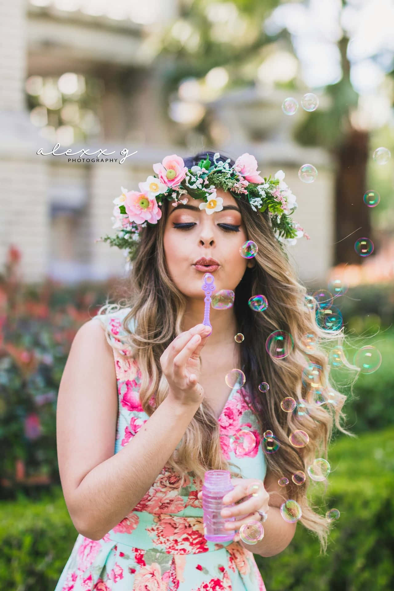 Stylish woman wearing a beautiful floral crown Wallpaper