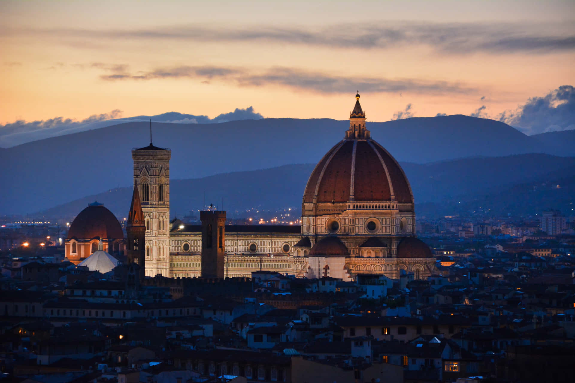 Vistanocturna De La Catedral De Florencia, Italia. Fondo de pantalla