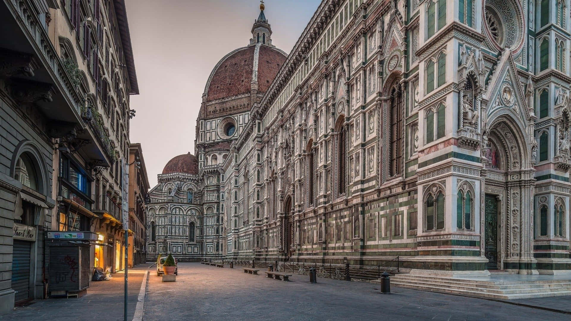 Vistade La Calle De La Catedral De Florencia, Italia. Fondo de pantalla