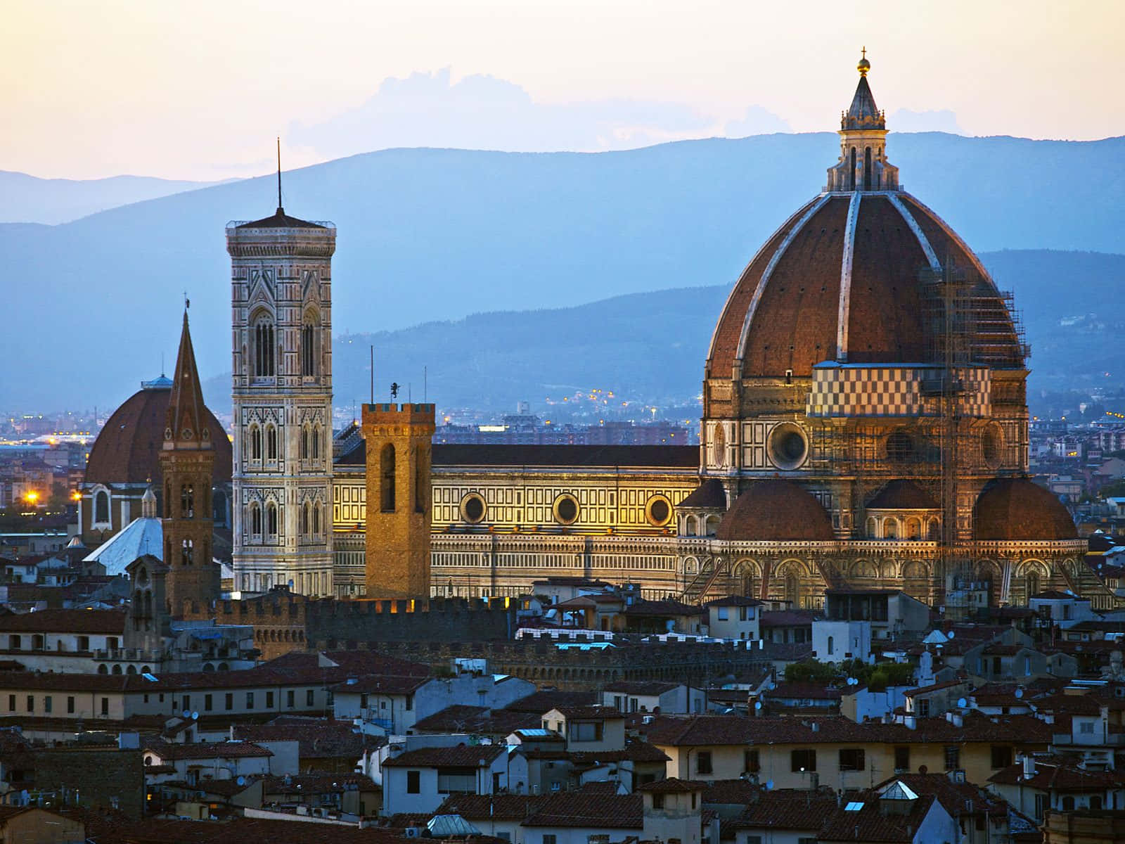 Vistade La Catedral De Florencia Al Atardecer En Italia. Fondo de pantalla