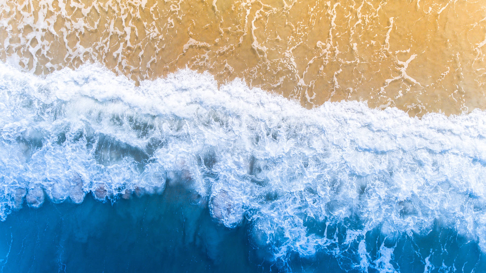 Floridastrand Mit Tosenden Wellen Des Ozeans Wallpaper