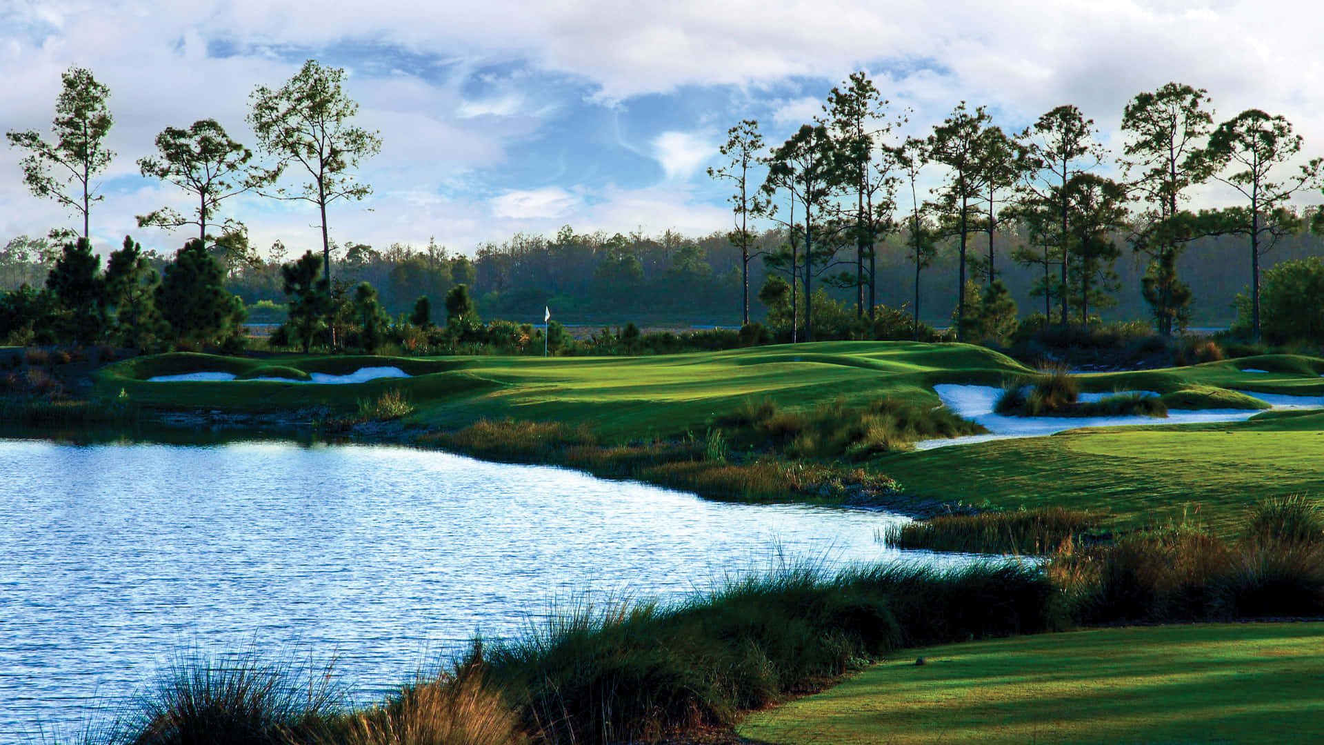 Enjoying Great Swing at Luxury Florida Golf Course Wallpaper