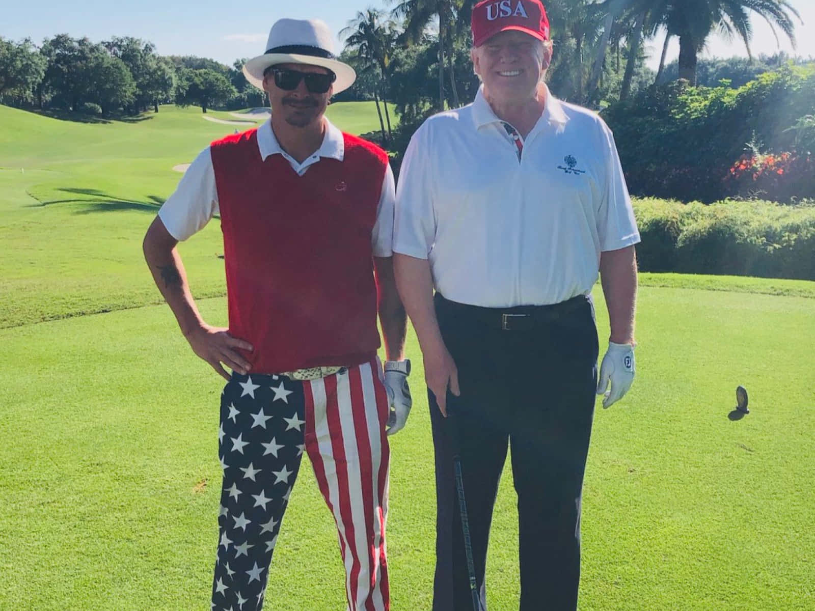 Donaldtrump Und Kid Rock In Einem Golfplatz In Florida Wallpaper