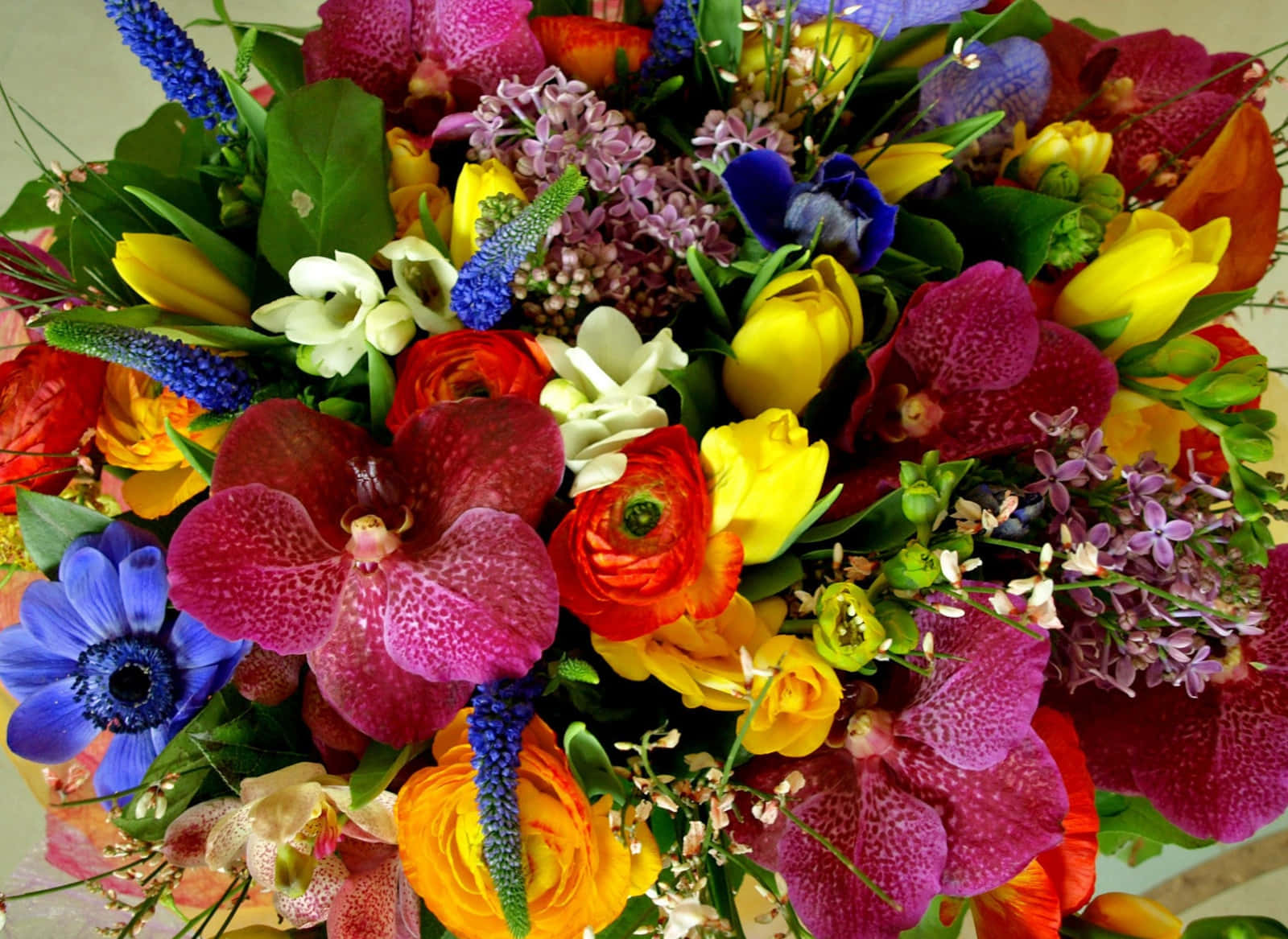 Unmagnifico Bouquet Di Fiori Accuratamente Disposti Per Un'occasione Speciale