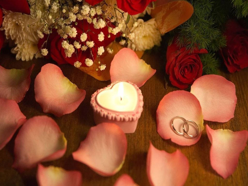 Pétalosde Flores En El Escritorio Para San Valentín Fondo de pantalla