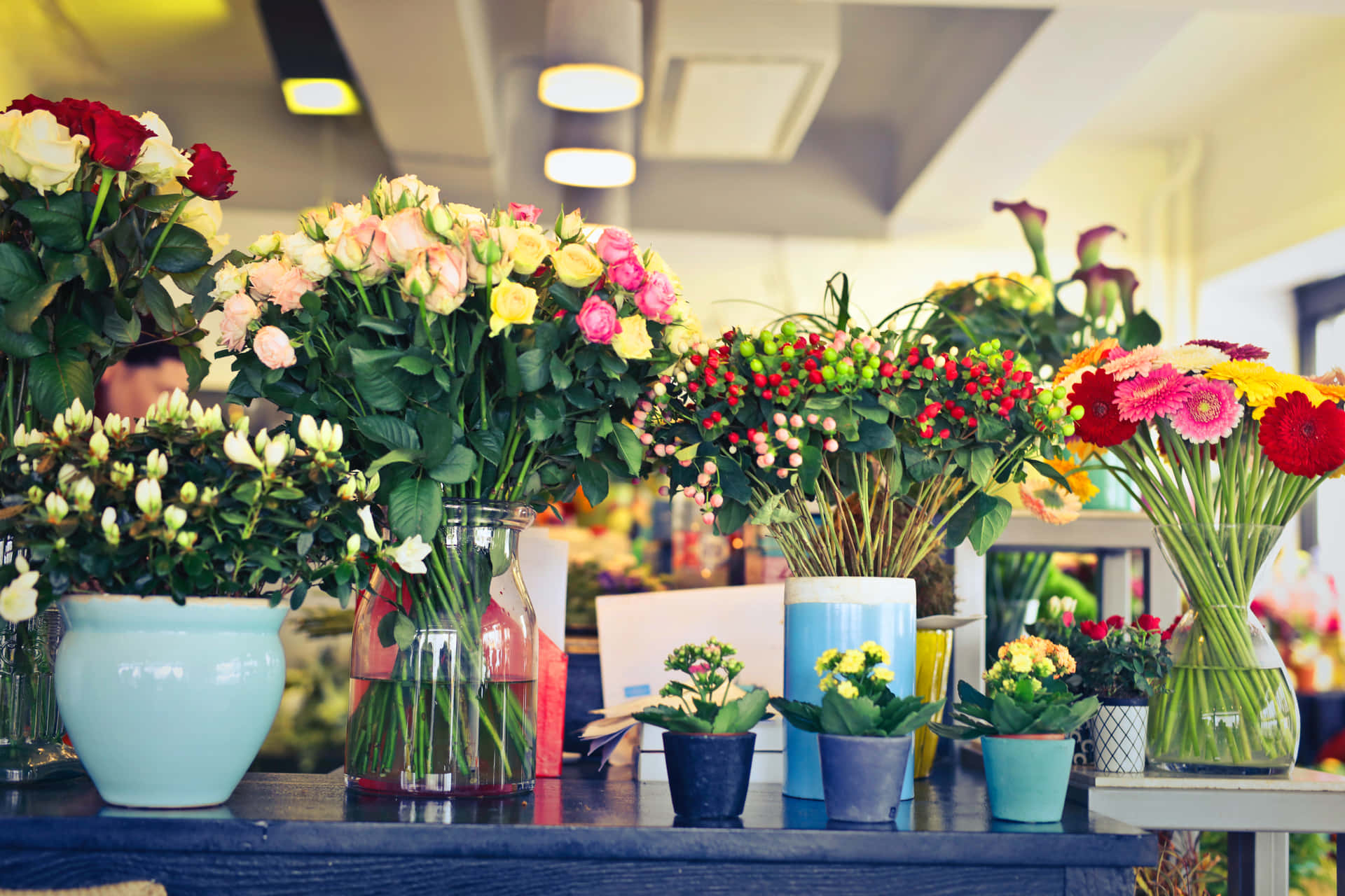 Vibranteexhibición De Una Tienda De Flores. Fondo de pantalla
