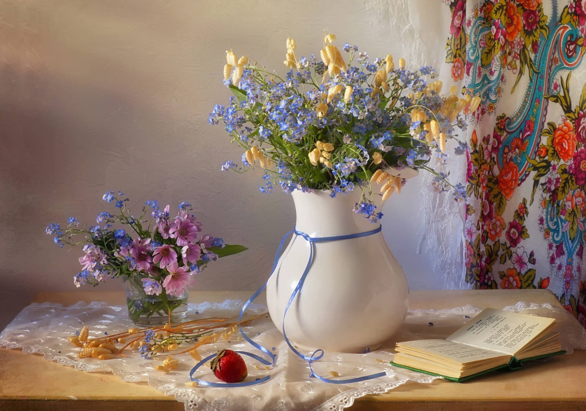Flower Vase With Delightful Flower Arrangement Wallpaper